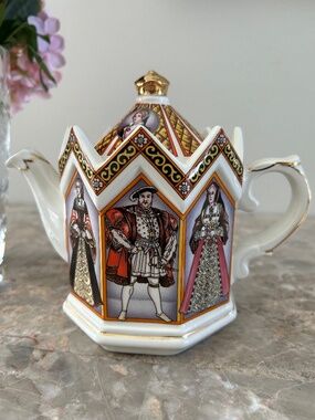 Vintage Sadler 'King Henry VIII & His Six Wives Collector Teapot